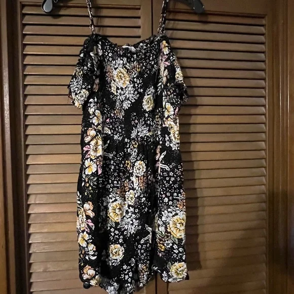 Super cute shorts romper - Picture 1 of 4